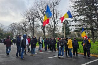 protest spontan la compania de transport in comun din constanta angajatii cer demisia conducerii iar transportul este blocat video 694a90f2c22ae