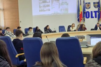 scoala altfel la consiliul judetean olt 50 de liceeni au ocupat locurile consilierilor si l au interogat pe presedintele marius oprescu 6941fcce4c875