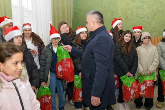 spiritul craciunului adus de elevi la politia olt 694577554bcdb