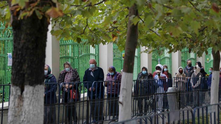 sute de credinciosi s au rugat la moastele sfantului nicolae asezate la biserica ce ii poarta numele in braila 6932c45f1219a