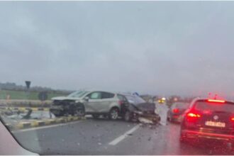 trafic bolcat pe dn1 doua persoane au fost ranite in urma impactului dintre doua masini 692d69476b1c1