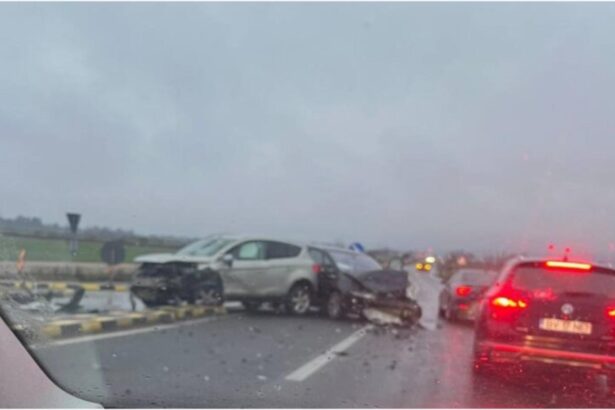 trafic bolcat pe dn1 doua persoane au fost ranite in urma impactului dintre doua masini 692d69476b1c1