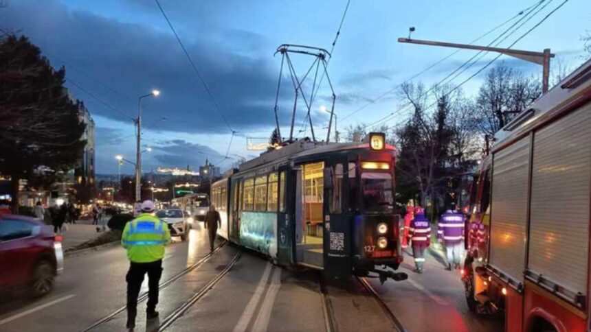 tramvai deraiat dupa un accident cu doua vehicule autoritatile au intervenit 6931b5beaf57d
