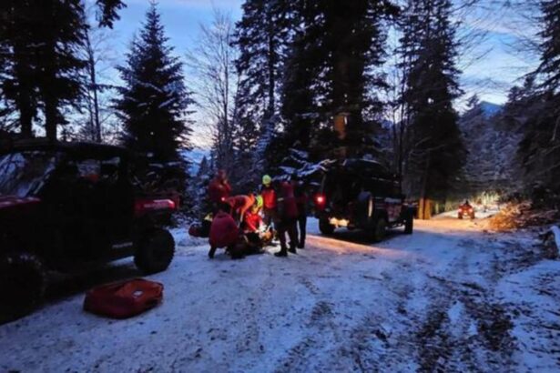turist din bucuresti ranit in muntii baiului dupa un accident cu atv ul 694d7f02205c2