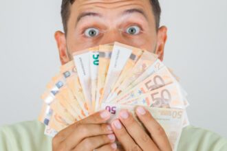 ue a pus tunurile pe plata cu numerar de la ce suma poti fi luat in vizor pentru tranzactii suspecte 694a60fc93d98