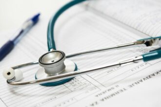 un medic si o asistenta de la upu bacau sub control judiciar dupa ce au eliberat concedii medicale false 693aa53d54d97