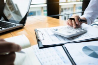 un singur director din subordinea ministerului economiei si a redus salariul ministru unii ar sta neplatiti ii intereseaza afacerile 69438c4cdf705