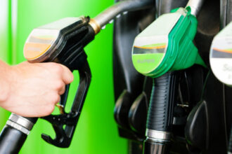 video carburantii se scumpesc din nou cat vom plati la pompa pentru benzina si motorina incepand cu 1 ianuarie 694551d15fbce