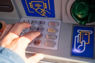 15 000 de lei uitati in bancomat la botosani politia il cauta pe proprietar gestul incredibil al unui trecator 696e16b2ae5d7