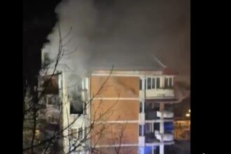 15 persoane s au autoevacuat dupa un incendiu puternic intr un bloc din uricani video 695b562e52abb
