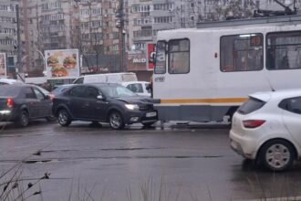 accident intre un tramvai si o masina in capitala trei linii stb blocate foto 6978c5dc13bdf