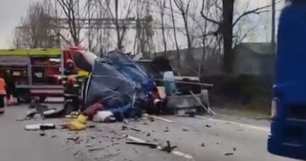 alt accident mortal pe dn6 de data aceasta in mehedinti in eveniment au fost implicate un autoturism si doua tir uri video 697c3aac4b2b2