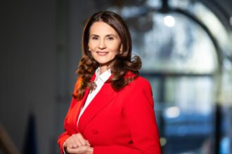 anca alexandrescu despre episodul cu nicusor dan blocat la paris este doar un circ pentru a l victimiza si a l arata cat este de modest el 695e760c0406d