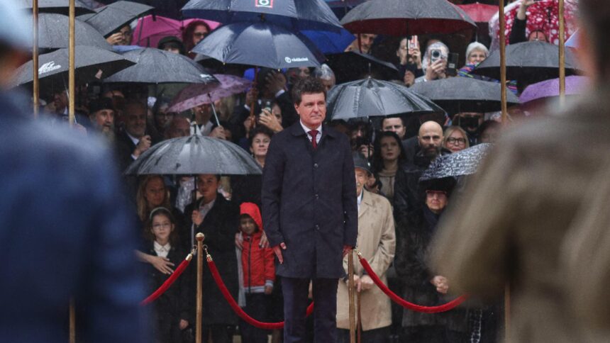 austeritate numai pentru cei multi ce indemnizatii au angajatii administratiei prezidentiale 69638ab1ec437