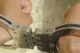 barbat retinut dupa ce a aruncat ulei pe locuinta si masina vecinei si a amenintat ca va da foc 6960c5b6b193a