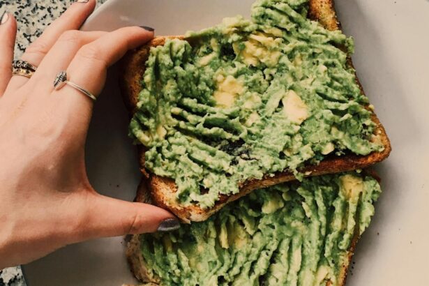 cea mai simpla reteta de avocado toast se prepara repede si reprezinta o gustare delicioasa 69661426a85c2