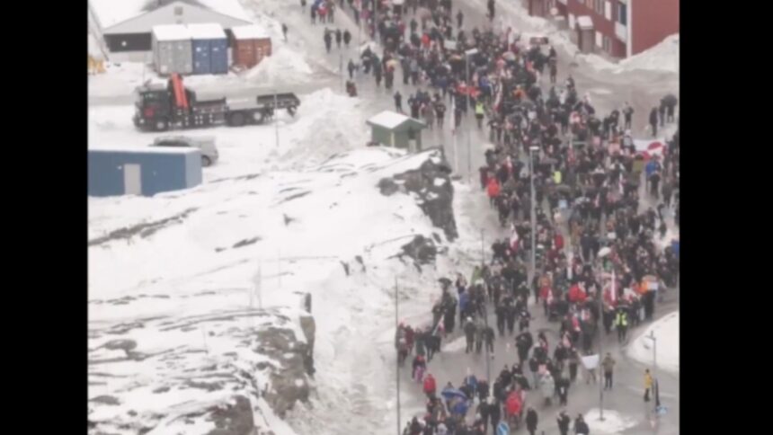 cel mai mare protest din istoria groenlandei dupa ce donald trump continua presiunile mii de oameni in strada pe un ger crunt video 697094c64ee18