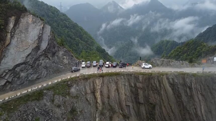 cel mai periculos drum din lume soseaua extrema pare sa pluteasca intre doua prapastii iar soferii conduc pe muchie de cutit video 69598ed390307