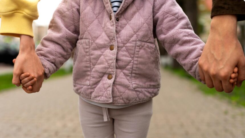 copil de 4 ani descoperit singur pe strada in iasi pe un ger crunt dupa ce fusese lasat la gradinita 69669fc40de08