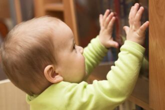 copil ranit dupa ce un dulap s a prabusit peste ele incident grav la o gradinita din baia mare 6960eff1f3d24