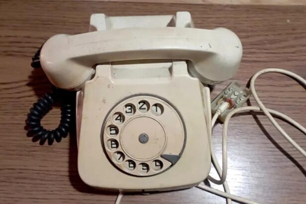 cu cat se vinde in 2026 un telefon cu disc din perioada comunista obiect banal atunci piesa de colectie astazi 697e4d846c225