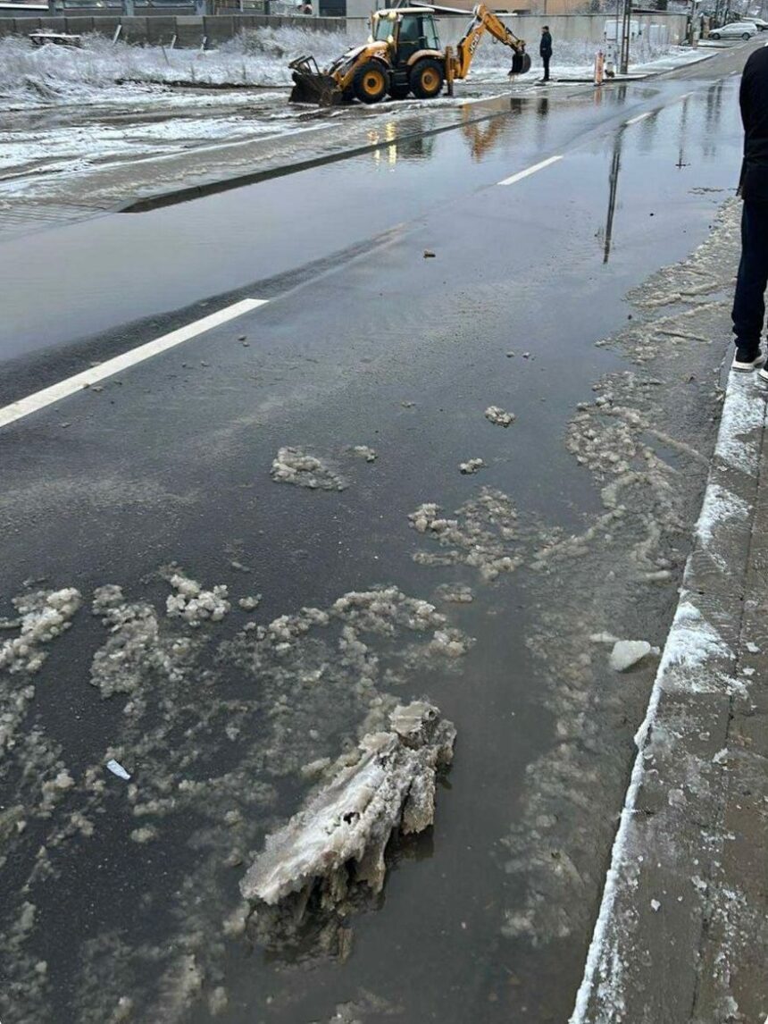 dezastrul continua pe strada agricultorului pe care de mezzo s a laudat ca a asfaltat o fotovideo 695f78fa347f8