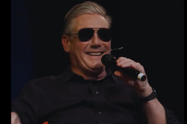 diplomatie cu ochelari de soare premierul marii britanii aparitie inspirata de emmanuel macron video 6979196a54745