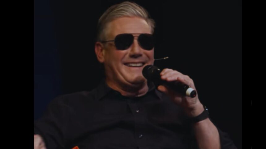 diplomatie cu ochelari de soare premierul marii britanii aparitie inspirata de emmanuel macron video 6979196a54745