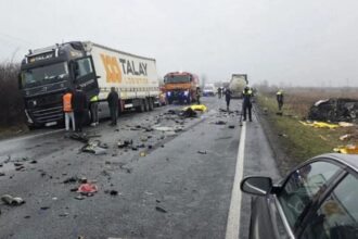 doi dintre suporterii greci raniti in accidentul din timis transportati in tara lor cu o aeronava militara slujba religioasa inainte de repatrierea trupurilor celor sapte morti 697b2514bb5ec