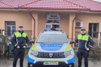 doi politisti interventie salvatoare la un incendiu 695bc73696a88