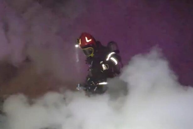 familie ramasa pe drumuri in noaptea de revelion casa le a luat foc chiar inainte de intrarea in noul an 695621251fcea