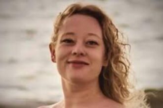 femeia ucisa de ice in sua era poeta si avea trei copii primarul din minneapolis acuza autoritatile federale de abuz si le cere sa se care dracului din oras 695f8a8a7591a