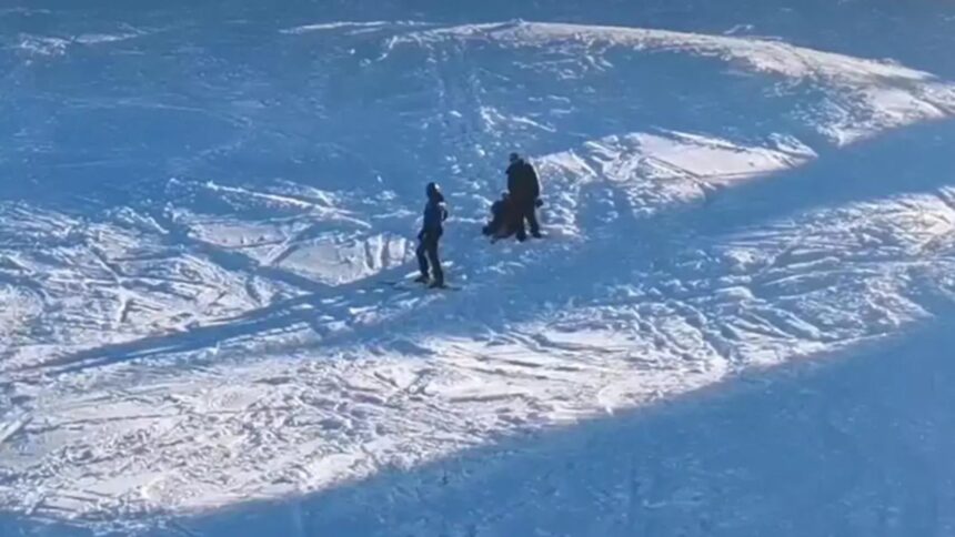 femeie in fusta pe partie coborata de un jandarm montan avertismentul autoritatilor partia de schi nu este podium de moda video 696ceac7eb731