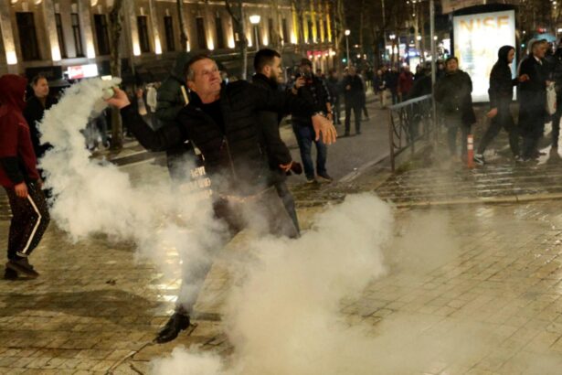 haos si violente la tirana proteste de amploare impotriva guvernului albanez video 697631276b417