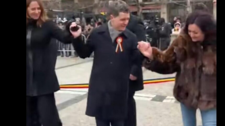 hora unirii un dans cu obstacole pentru nicusor dan incident stanjenitor la iasi sub ochii multimii video 6975ef5380bc8