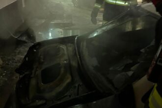 incendiu puternic in cluj trei autoturisme si un bloc afectate de flacari foto 696f1d46155bb