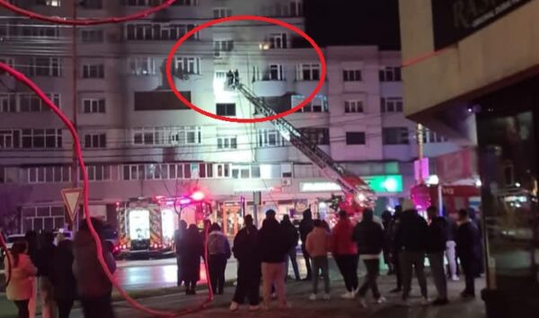 incendiu puternic intr un bloc de locuinte din slatina zeci de oameni evacuati trei persoane transportate la spital videofoto 695c0a3099445