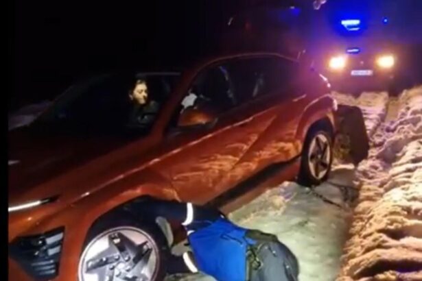 interventie contra cronometru la sugag familie salvata de jandarmii montani dupa ce a ramas blocata in nameti video 695d534f774ad