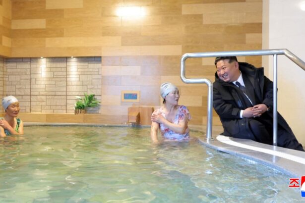 kim jong un blindat cu pufoaica la marginea piscinei restul lumii in costum de baie inaugurare ca la carte in coreea de nord video 69733fb423ac9