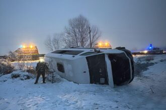 microbuz plin cu mineri rasturnat in gorj din cauza zapezii pompierii intervin de urgenta 695a20264470e