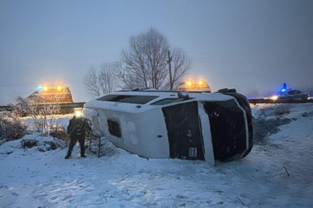 microbuz plin cu mineri rasturnat in gorj din cauza zapezii pompierii intervin de urgenta 695a20264470e