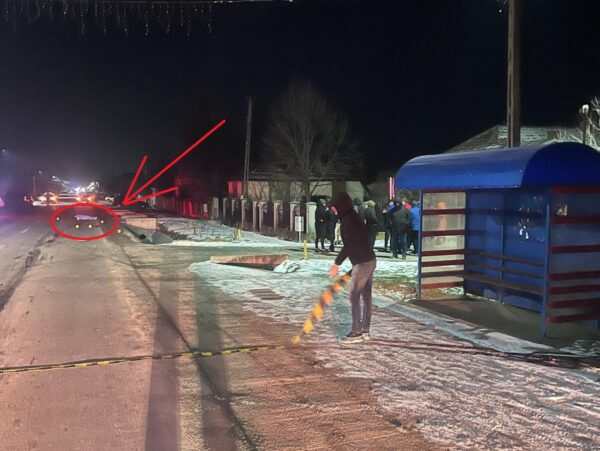 olt o femeie a fost gasita fara suflare pe sosea lovita de o masina soferul a fugit de la locul accidentului fiind prins ulterior de politisti foto 697060e101aa0