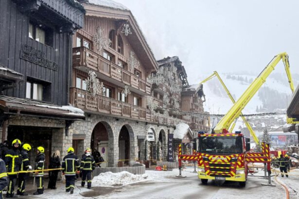 panica in alpii francezi incendiu urias la un faimos hotel de lux aproape 300 de persoane evacuate 697a42a8da301