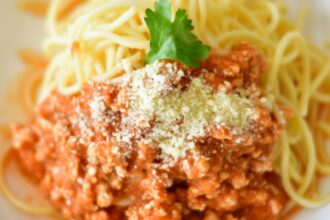 paste cu carne tocata si sos cremos de rosii un preparat gata in cateva minute 69775c0dde1fb