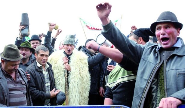 revolta fermierilor se muta in tribunal actiune de amploare impotriva impozitului pe pamant 695bd7b0691f4