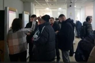 romanii au luat cu asalt ghiseele ca sa beneficieze de bonificatia de 10 pentru taxele si impozitele marite video 695b7d173fcbe