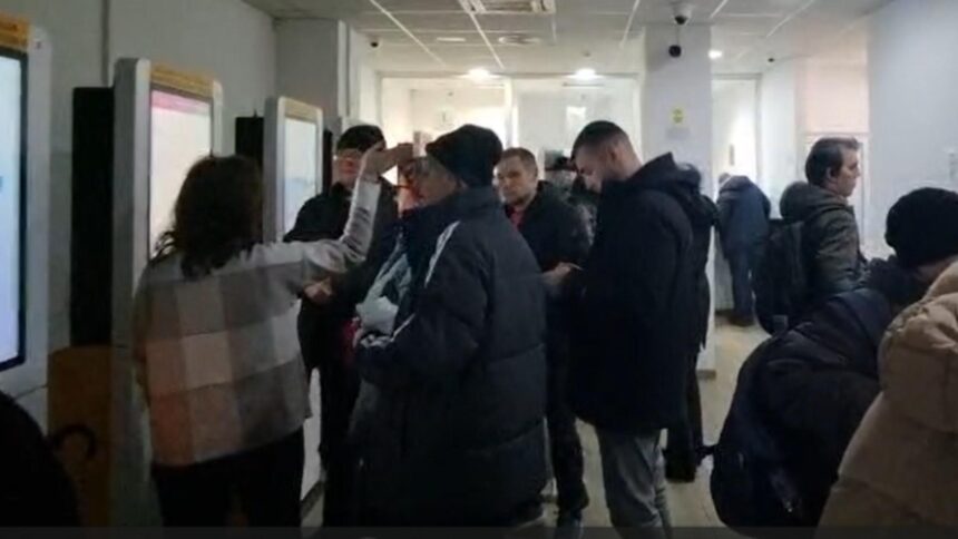 romanii au luat cu asalt ghiseele ca sa beneficieze de bonificatia de 10 pentru taxele si impozitele marite video 695b7d173fcbe