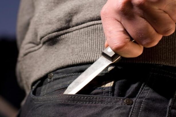 scandal de proportii la o primarie din judetul neamt un tanar beat si inarmat cu un cutit s a dat in spectacol 696772d4f1a05