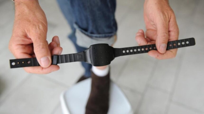 si a pus dispozitivul de monitorizare la mana unui om al strazii pentru a scapa de control 6967a3890203a