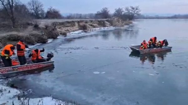 tanarul de 28 de ani care a cazut in apele oltului impreuna cu un alt barbat a fost declarat decedat video 695a642f4b79a